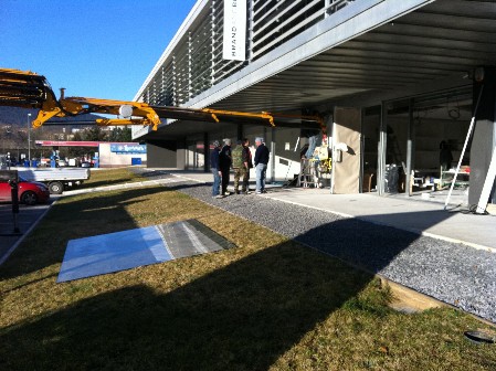 Autotrasporti Brufani Montaggio vetri con ventosa Autotrasporti Brufani Montaggio vetri con ventosa