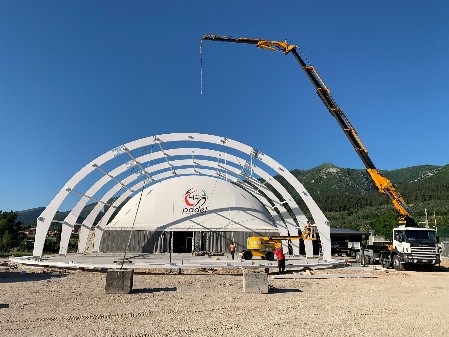 Autotrasporti Brufani Sollevamento in quota di pannelli X-LAM Autotrasporti Brufani Sollevamento pannelli X-LAM per il montaggio di case ecosostenibili